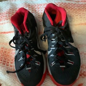 Nike basketball shoes. Boys Size:7